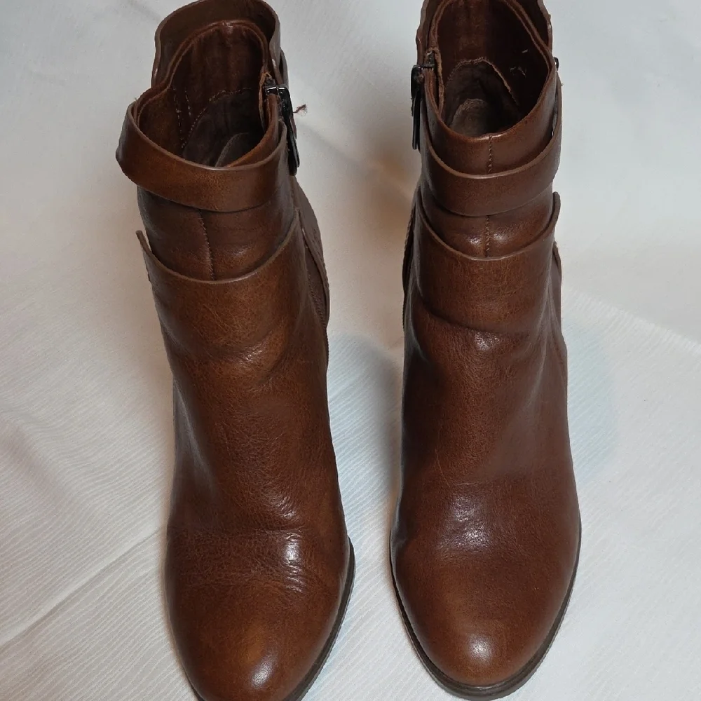 VINCE CAMUTO  Brown Heeled Boots SZ 8 1/2. - Picture 7 of 7